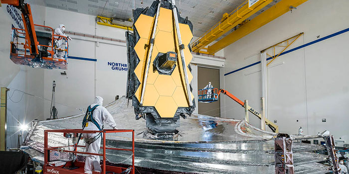The James Webb Space Telescope is the largest and most complex space telescope ever built. Thousands of parts must work perfectly in a carefully defined sequence when its 6.5 meter large mirror is to be unfolded automatically 1,5 million km from earth. (Photo: NASA)