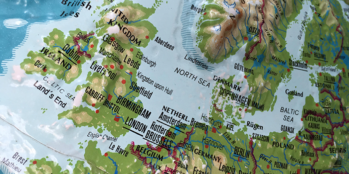 Globus - landkort med Nordsøen og Østersøen. Foto: Hanne Kokkegård