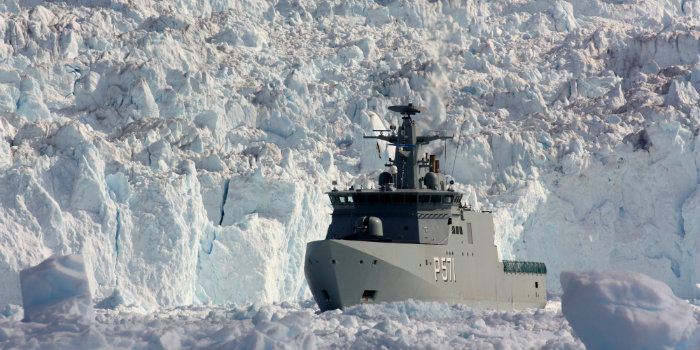 Inspektionsskibet Ejnar Mikkelsen på opgave. (Foto: Søværnet/ Troels Sundwall).