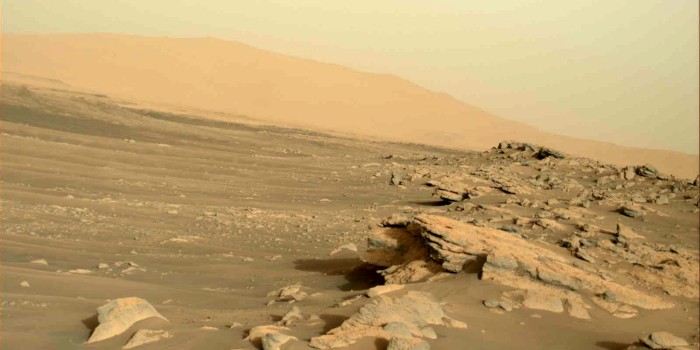 Område med klippemateriale i Jezero-krateret på Mars fotograferet fra Mars 2020-roveren Perseverance den 21. december 2021. (Foto: NASA)