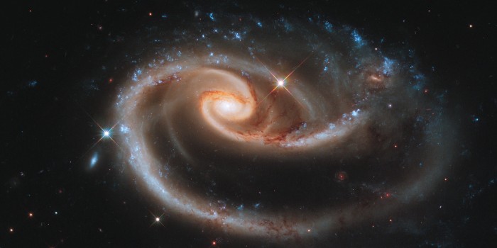 Two new grants from the Willum Foundation and the Carlsberg Foundation will, among other things, be used to research the life cycle of galaxies - here is part of two interacting galaxies called Arp 273. (Illustration: NASA, ESA, Hubble Heritage Team / STScI / AURA)