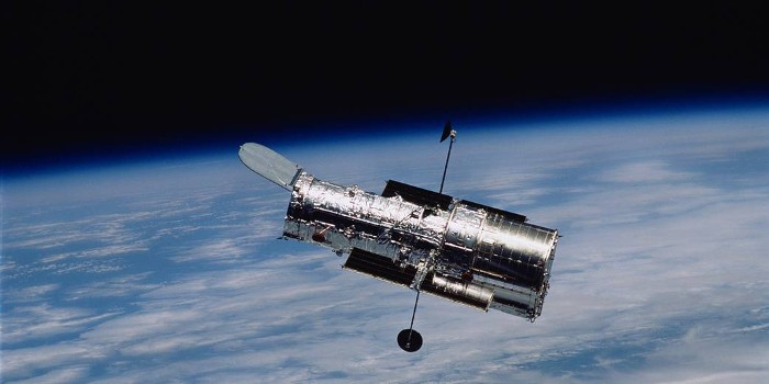 Ved hjælp af data fra rumteleskopet Hubble har forskere opdaget forstadiet til et sort hul i det tidlige univers. (Foto: NASA)