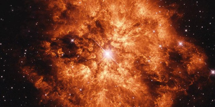 De særlige Wolf-Rayet-stjerner kan stik mod antagelsen ende deres liv i en kraftig eksplosion. Billedet her af sådan en stjerne, kaldet WR124, er sammensat ved hjælp af data fra rumteleskopet Hubble. (Illustration: NASA/ESA)
