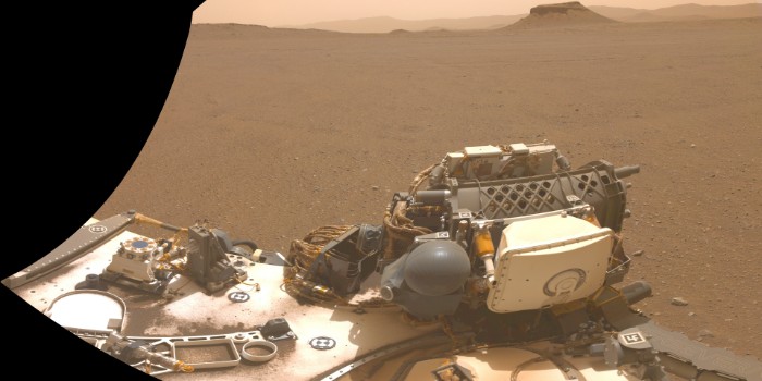 Perseverance-køretøjet på Mars fotograferet med et af dets egne kameraer. PIXL-instrumentet ses til højre i den hvide boks med det 'runde' micro context camera-system fra DTU Space i midten. (Foto: Nasa)