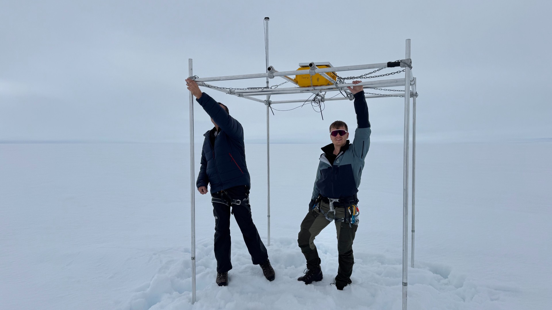 Postdoc på DTU Space Danjal Longfors Berg på mission i Grønland for at måle på indlandsisens bevægelser som følge af klimaforandringer.