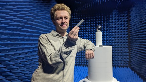 DTU-adjunkt Rasmus Elkjær Jacobsen udforsker om ’månestøv’ i form regolit kan bruges til at 3D-printe en radioantenne her på Jorden.