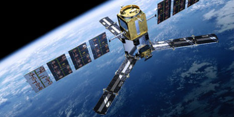ESA's SMOS satellit udfører målinger over Jorden. (Illustration: ESA)