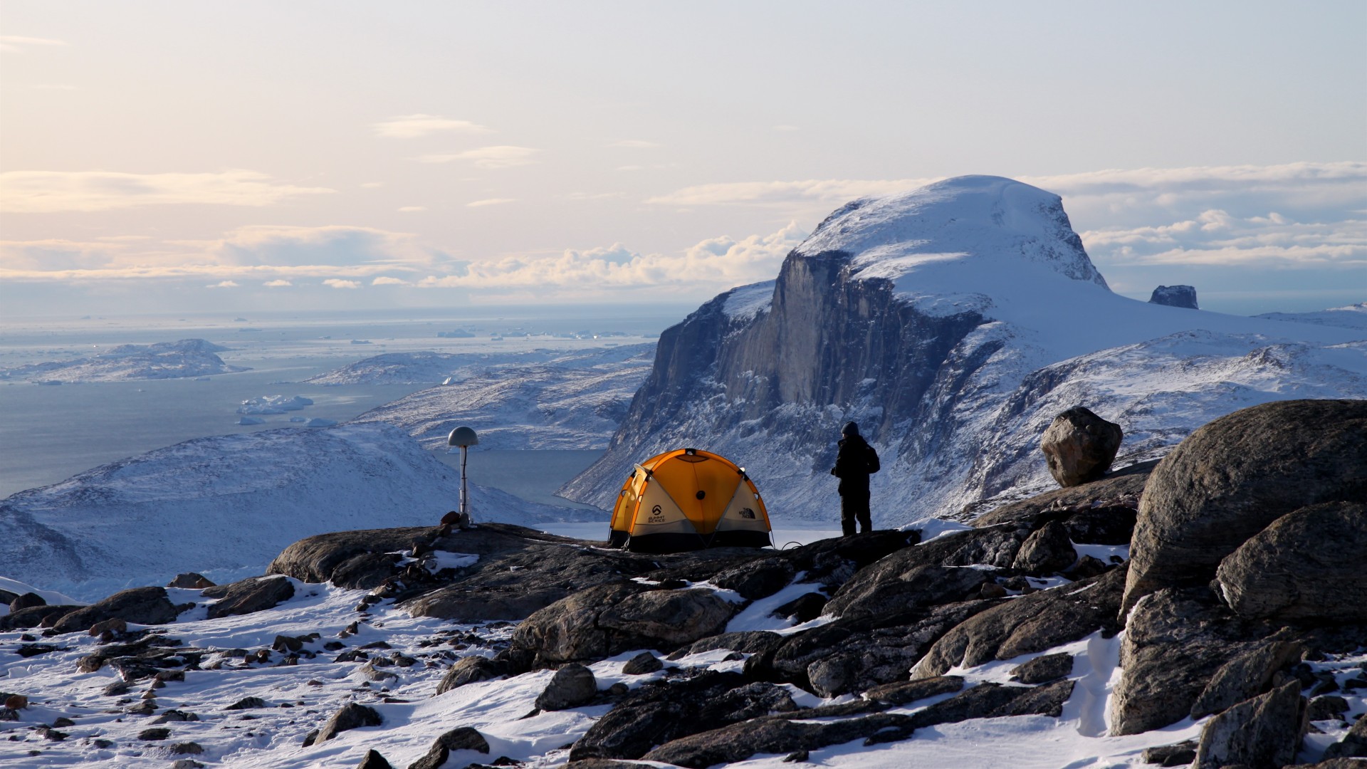 Med SDFI's 61 GNET målestationer i Grønland er det muligt at måle, hvordan landet hæver sig, når indlandsisen ovenpå smelter. (Foto: DTU Space)