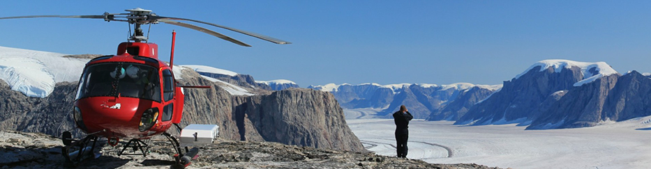 helikopter på grønlandsk fjeld