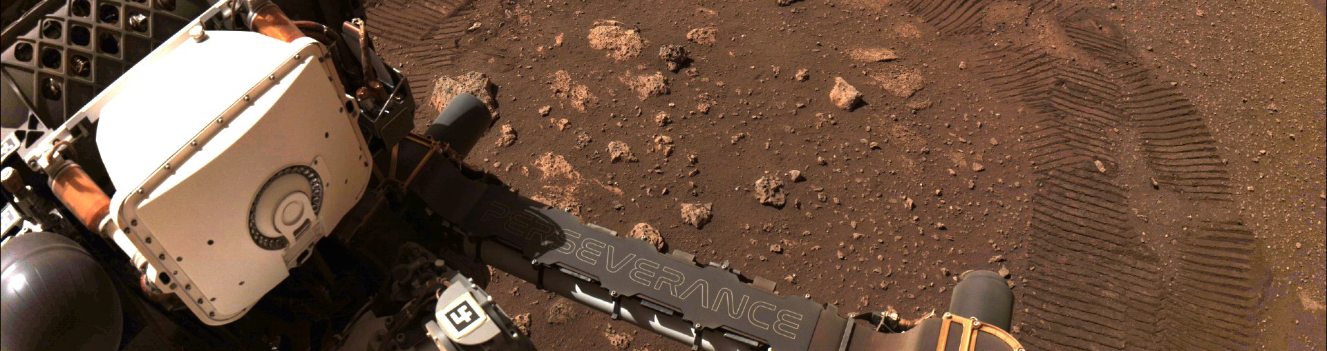 Nasa-køretøjet Perseverance med udstyr fra DTU Space ombord i aktion på Mars. (Foto: Nasa)
