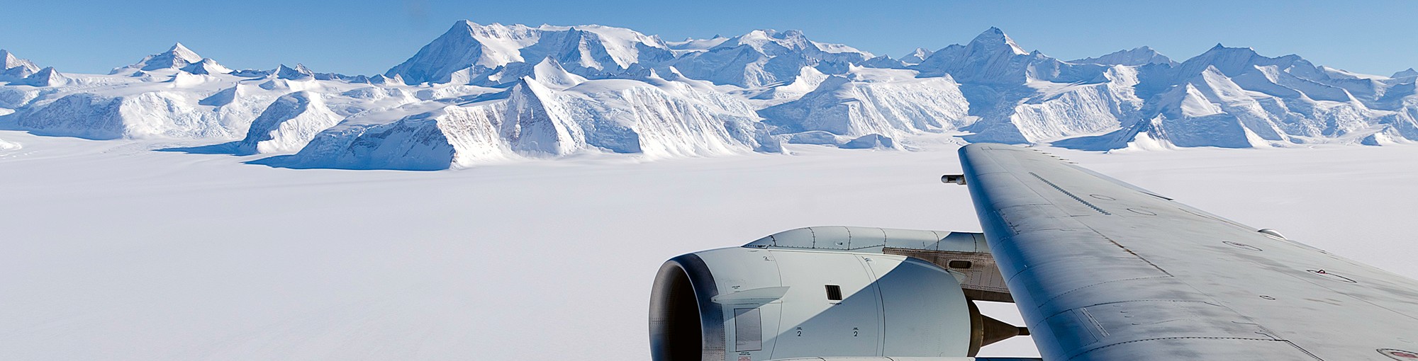 NASA flyver forbi det højeste punkt i Antarktis, Mount Vinson. (Foto: Nasa)