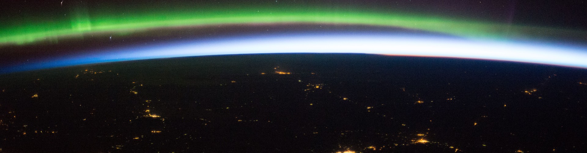 Jorden set fra ISS, med lys fra byer i det nordlige Europa samt nordlys. (Foto: NASA)
