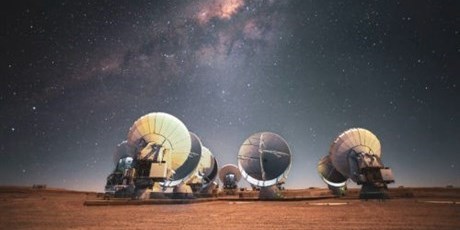 ALMA-antenner med Mælkevejen, Jordens galakse i baggrunden. (Foto: Sergio Otarola, ESO/NAOJ/NRAO)